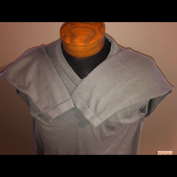 Like new Alfani beautiful gray vneck - Picture 6 of 7